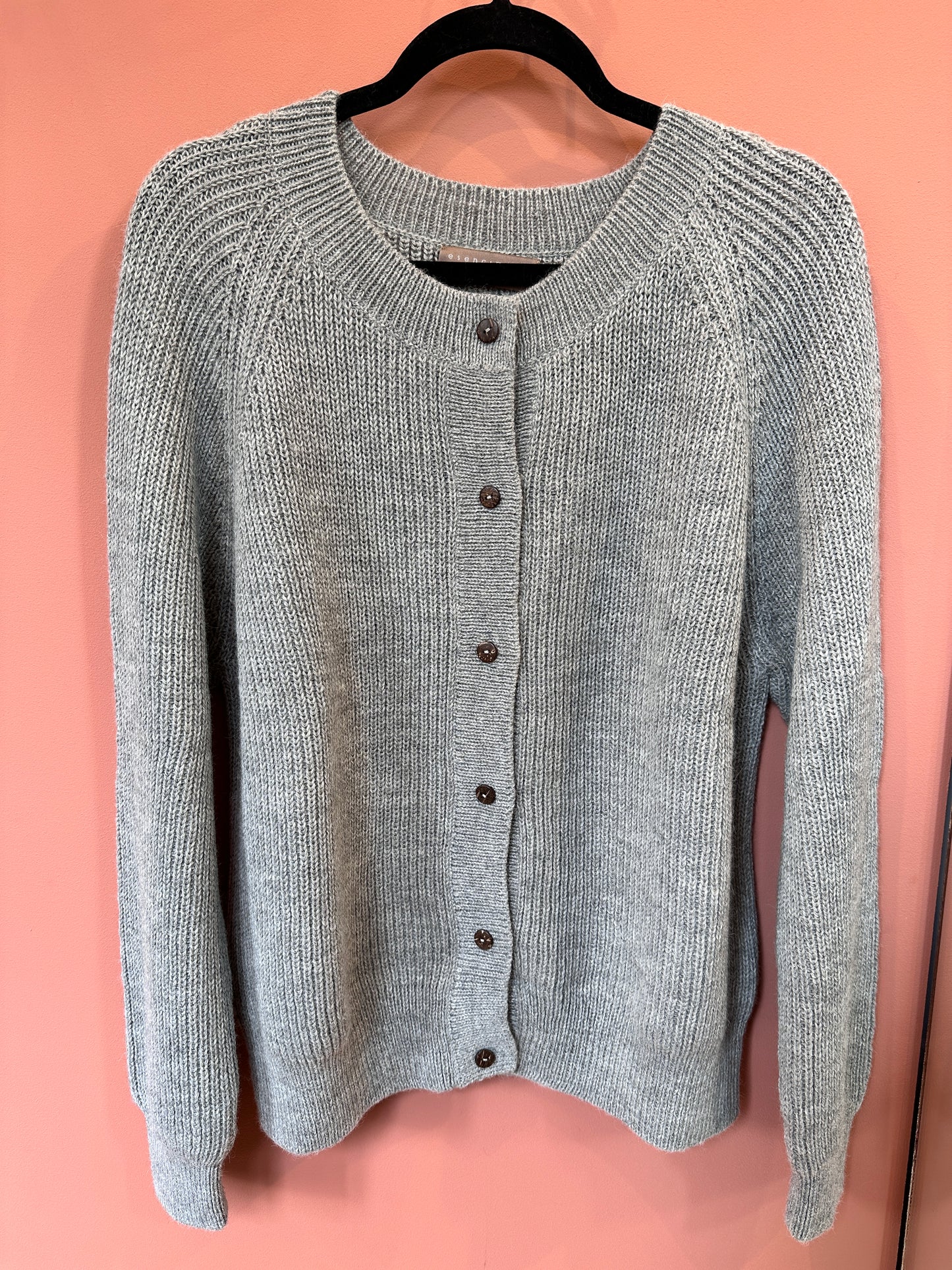 Mona Cardigan, Dove, Esencia