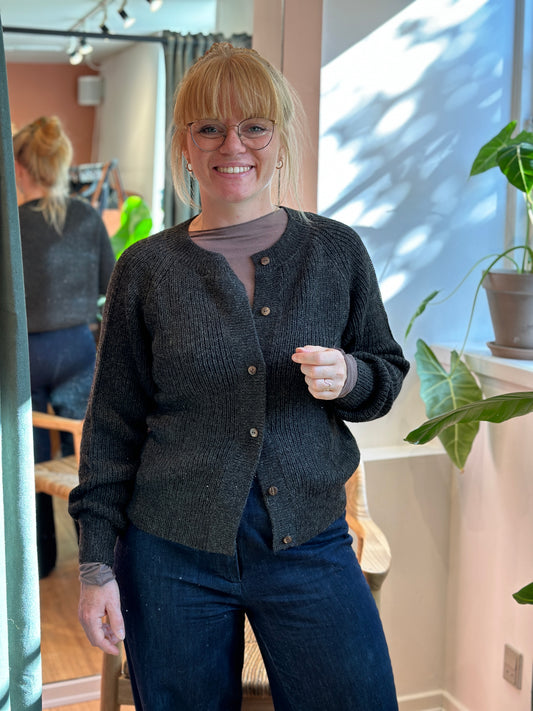 Mona Cardigan, Charcoal, Esencia