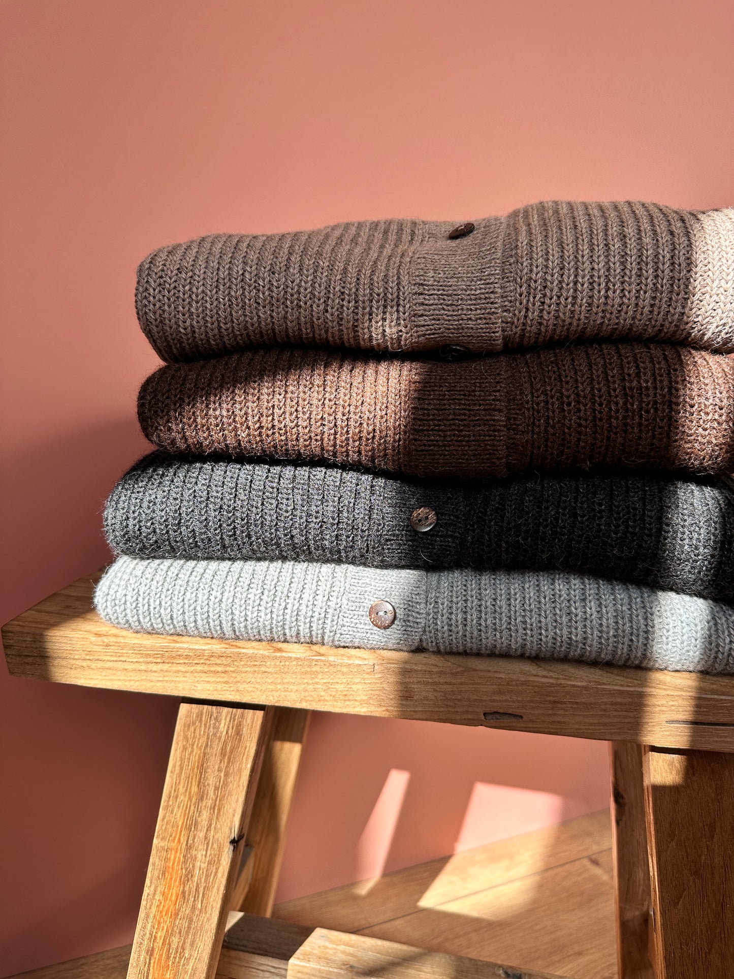 Mona Cardigan, Pebble, Esencia