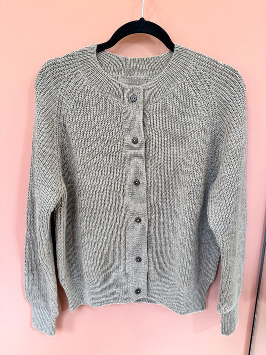 Mona Cardigan, Pebble, Esencia