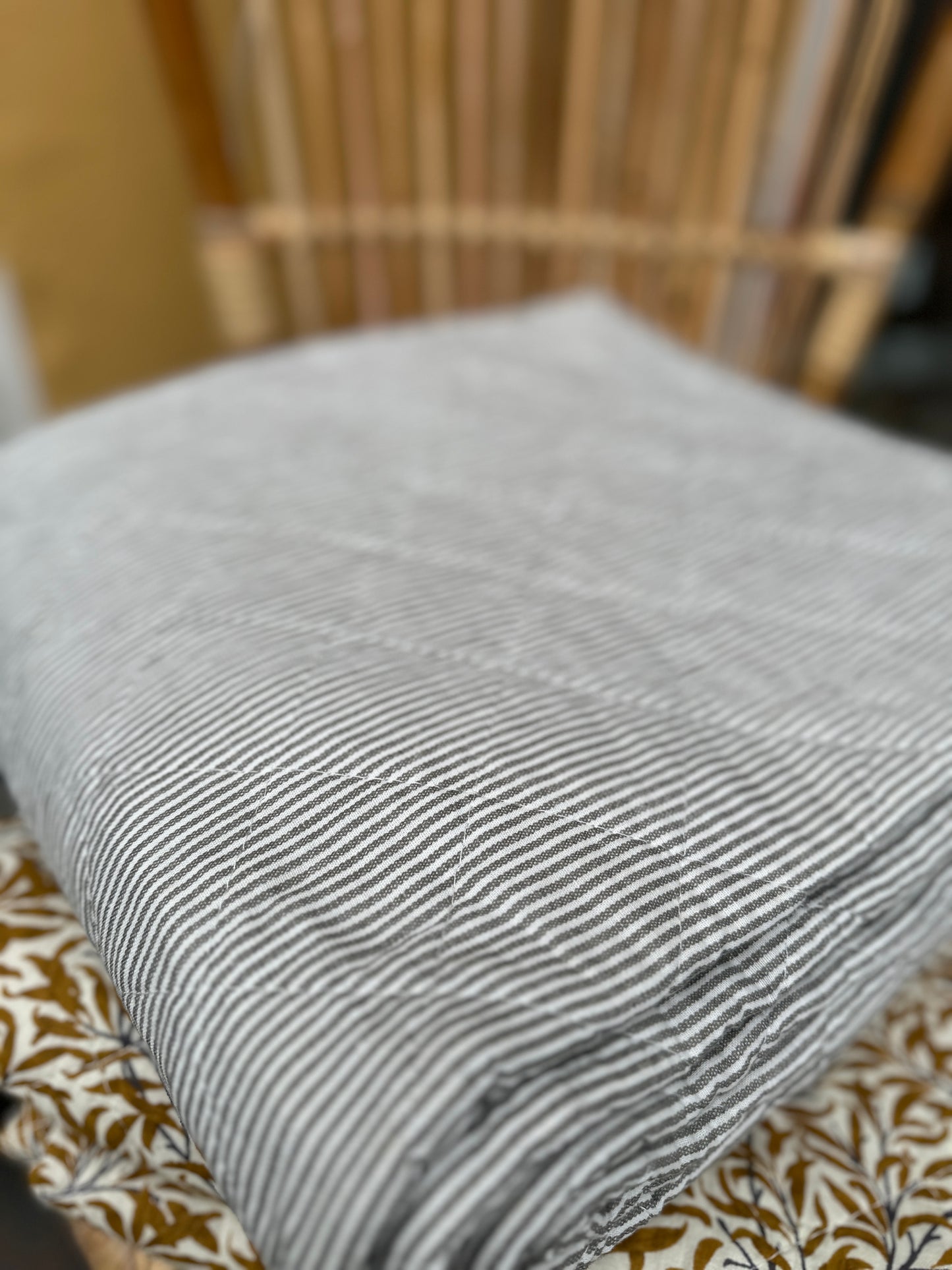 Quiltet plaid (140x180 cm) - stribet grå