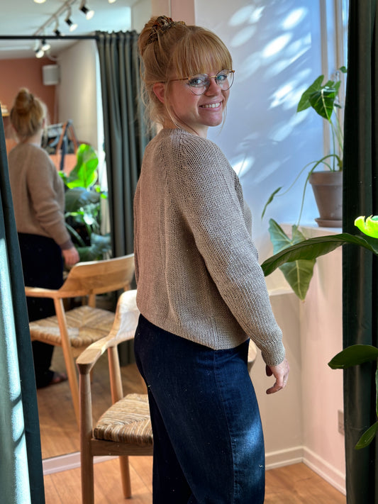 Naja Sweater, Pebble, Esencia