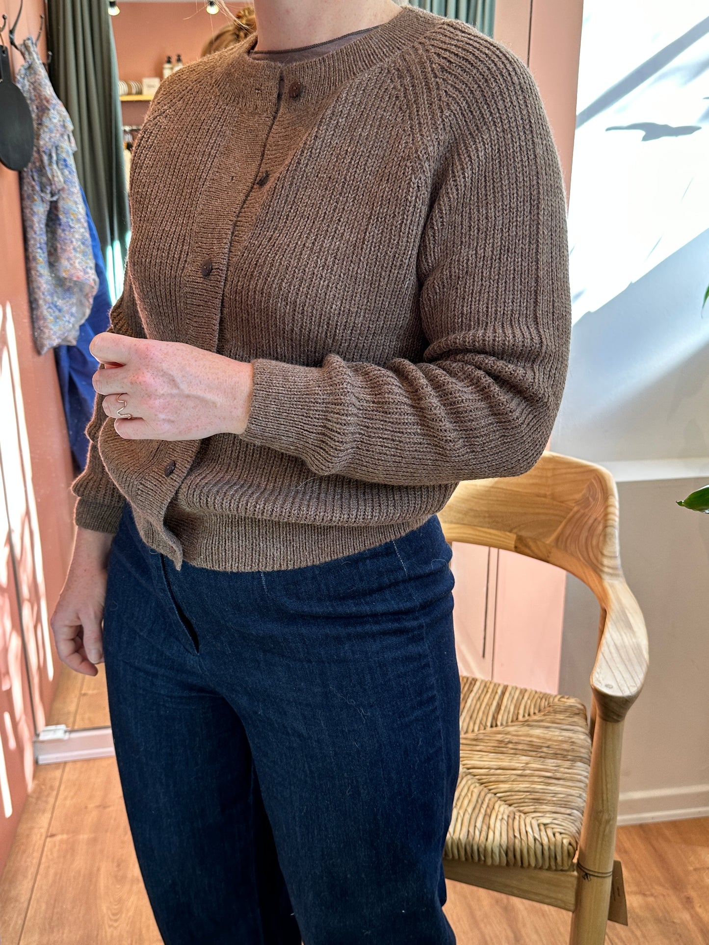 Mona Cardigan, Cocoa, Esencia