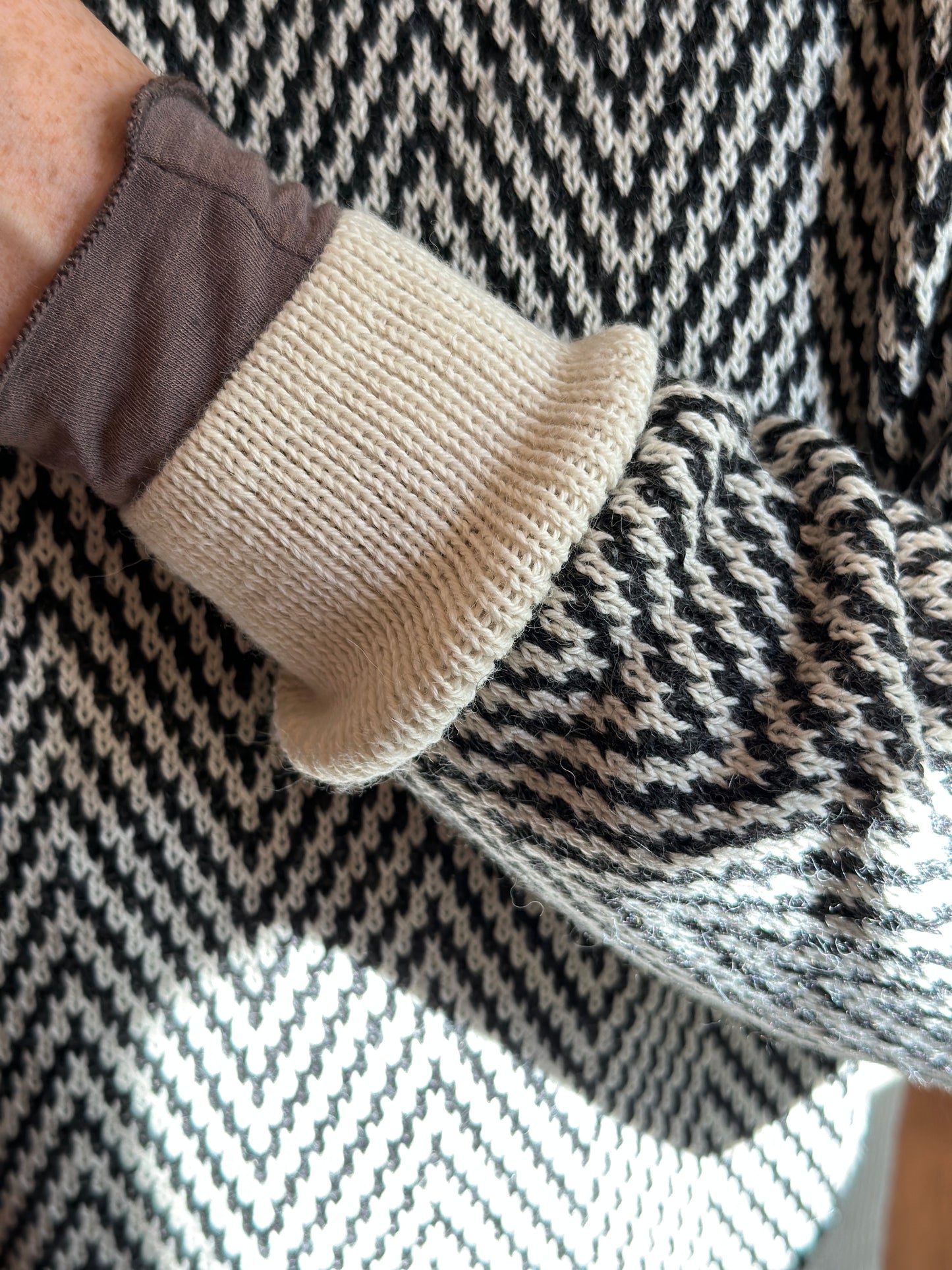 Nao Sweater, Ivory/Charcoal, Esencia