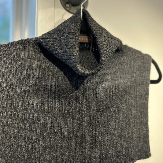 Neck Warmer, Charcoal, Esencia