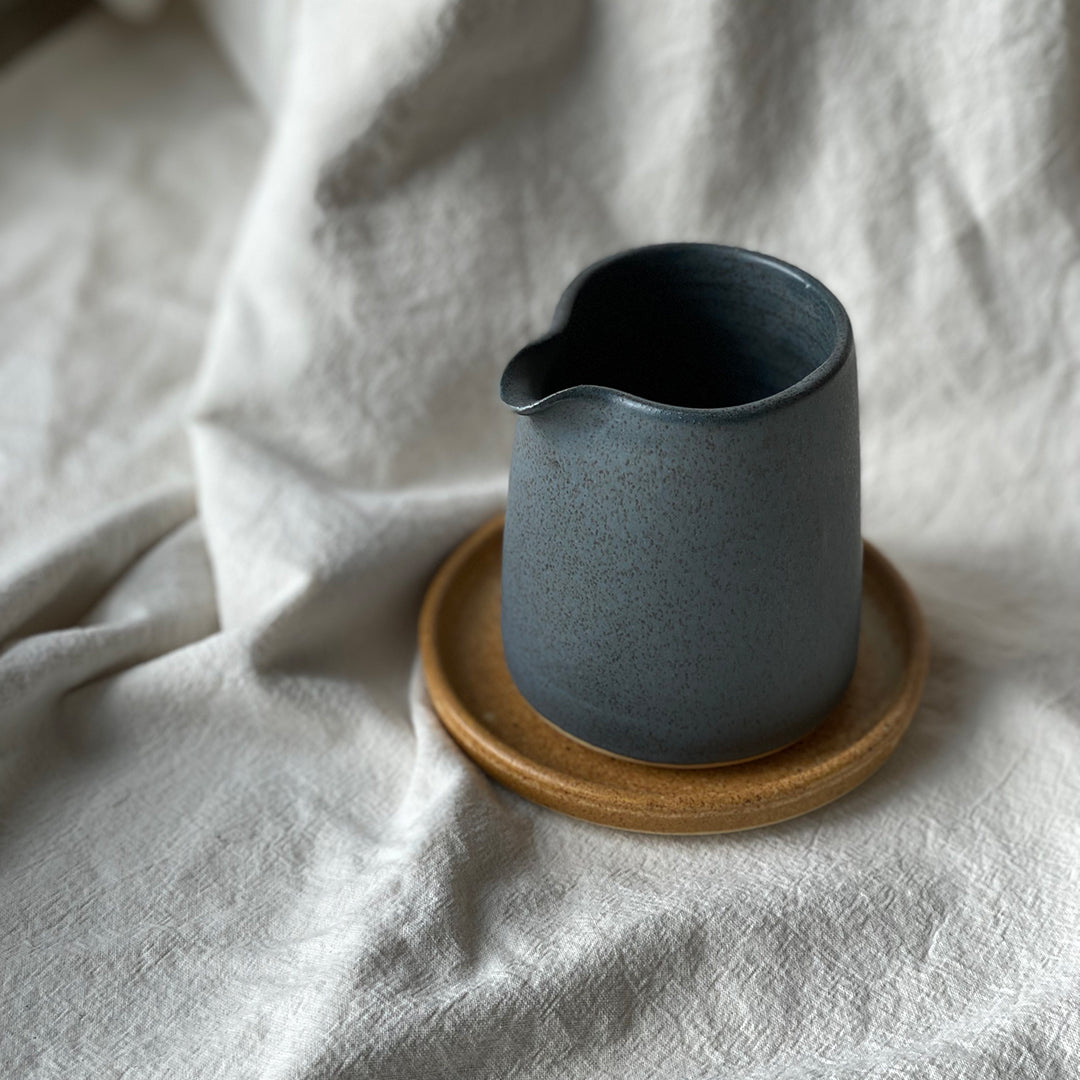 Blå keramik mælkekande