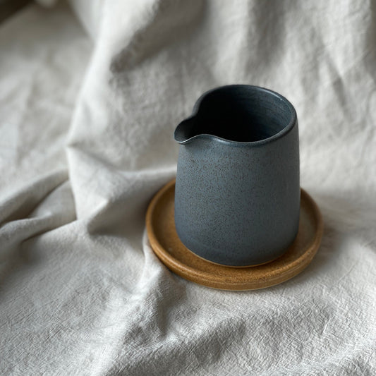 Blå keramik mælkekande