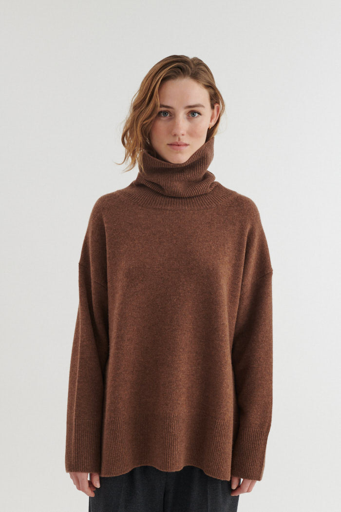 Liz Rullekrave Sweater, Fondue Fudge, Basic Apparel