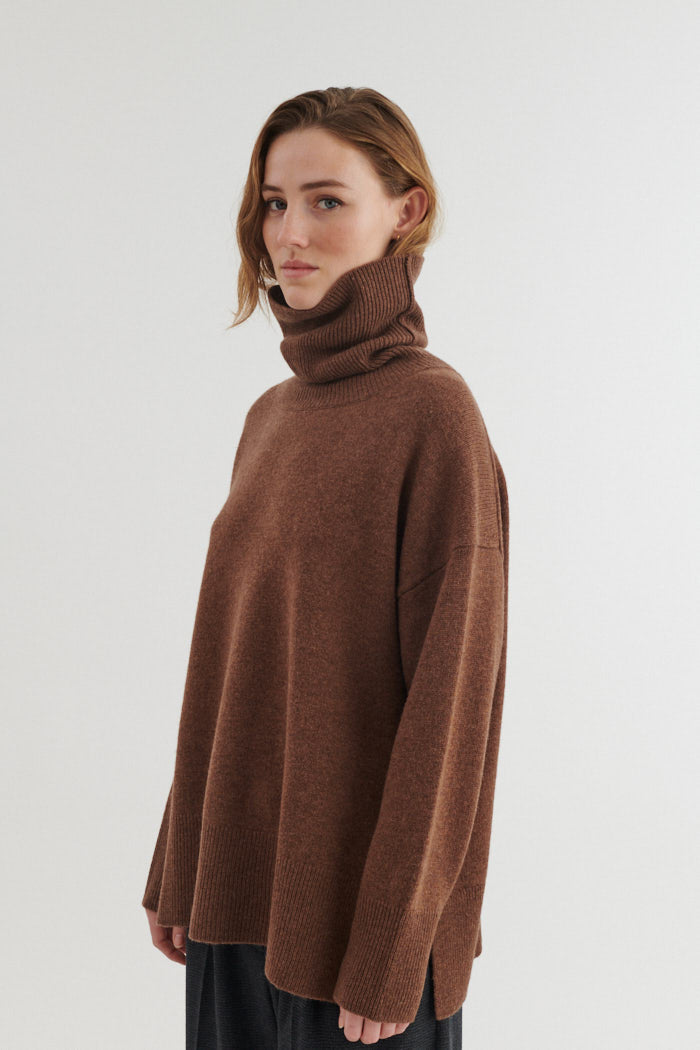 Liz Rullekrave Sweater, Fondue Fudge, Basic Apparel