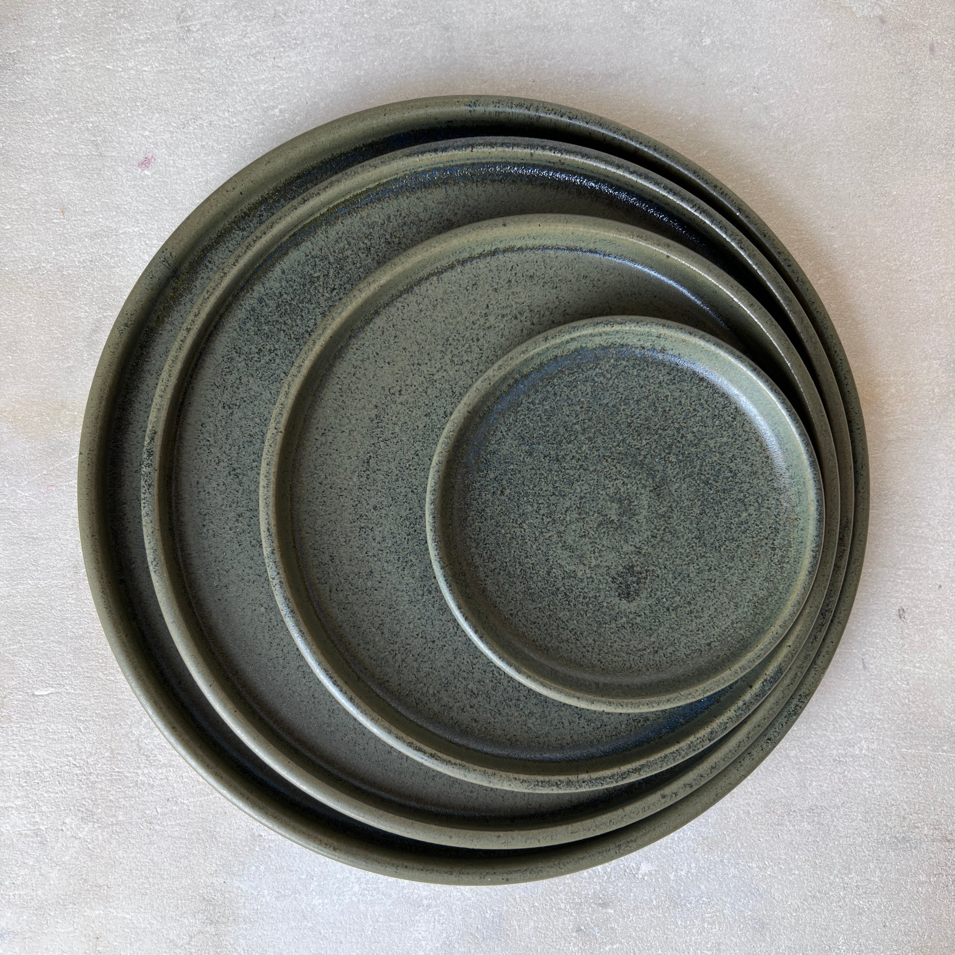 Grøn keramik tallerken i stentøj
