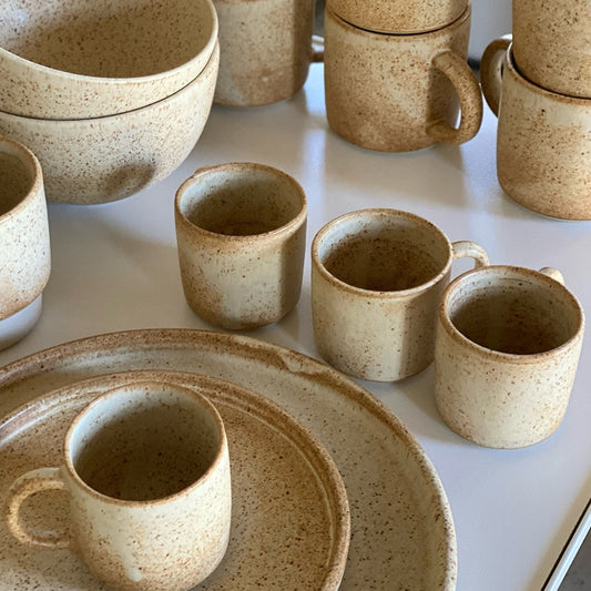 Brun keramik kop med hank
