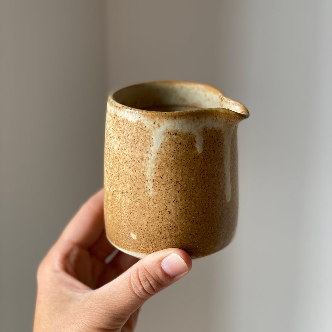 Brun keramik mælkekande