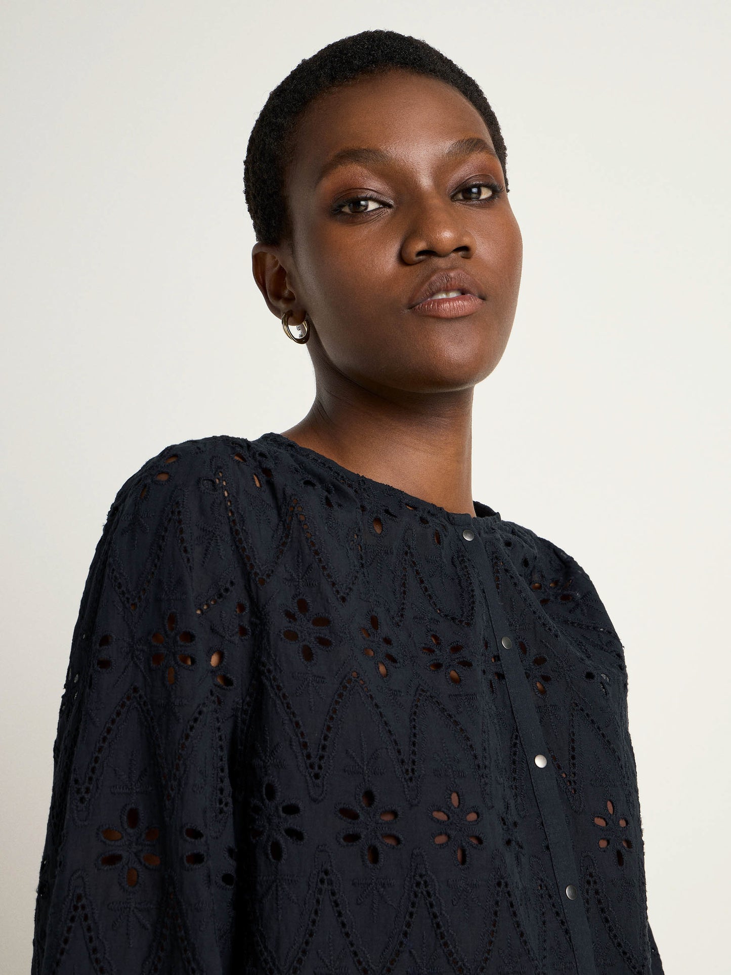 Skjorte i broderi anglaise (black)
