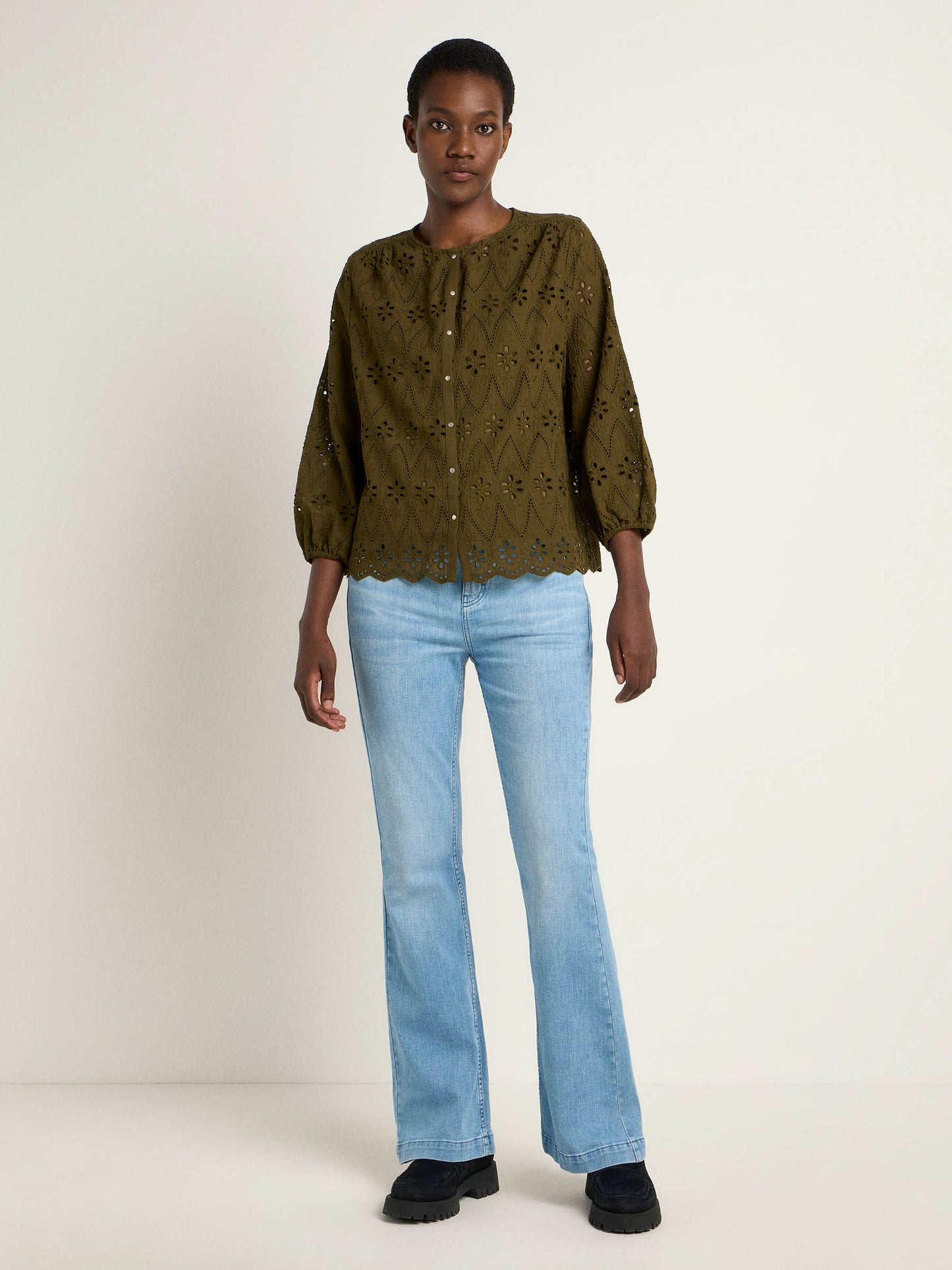 Skjorte i broderi anglaise (dark olive)