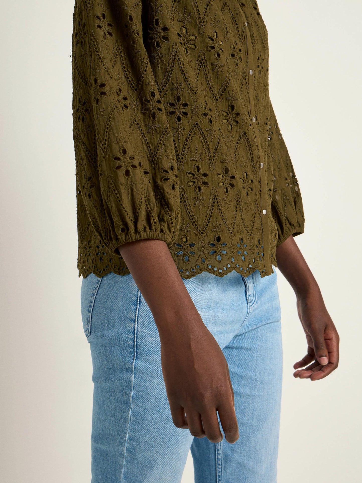 Skjorte i broderi anglaise (dark olive)